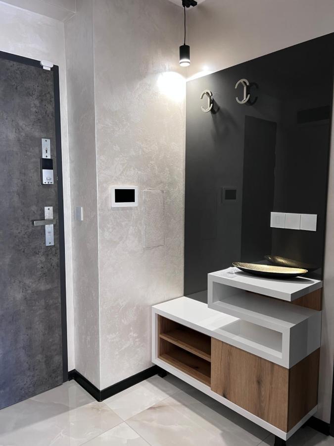 A-brilliant, New! Spacious & Modern In Whit Garage Апартамент *