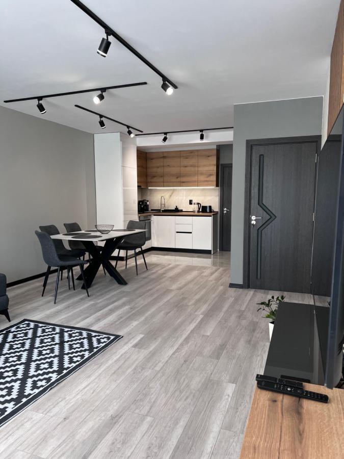 A-brilliant, New! Spacious & Modern In Whit Garage דירה
