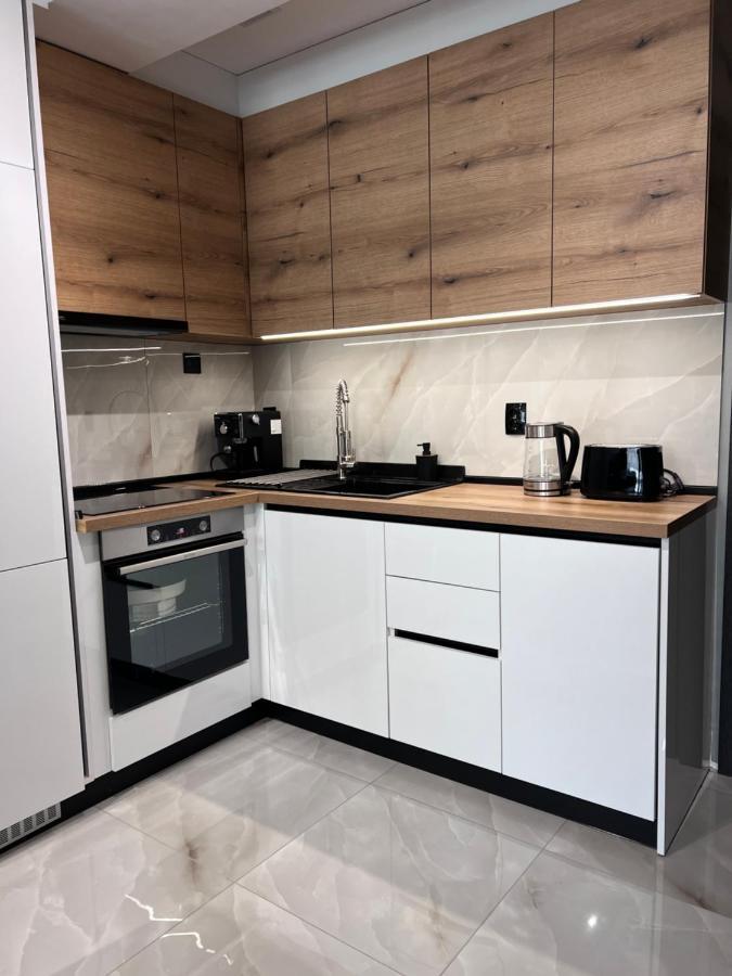 A-brilliant, New! Spacious & Modern In Whit Garage *