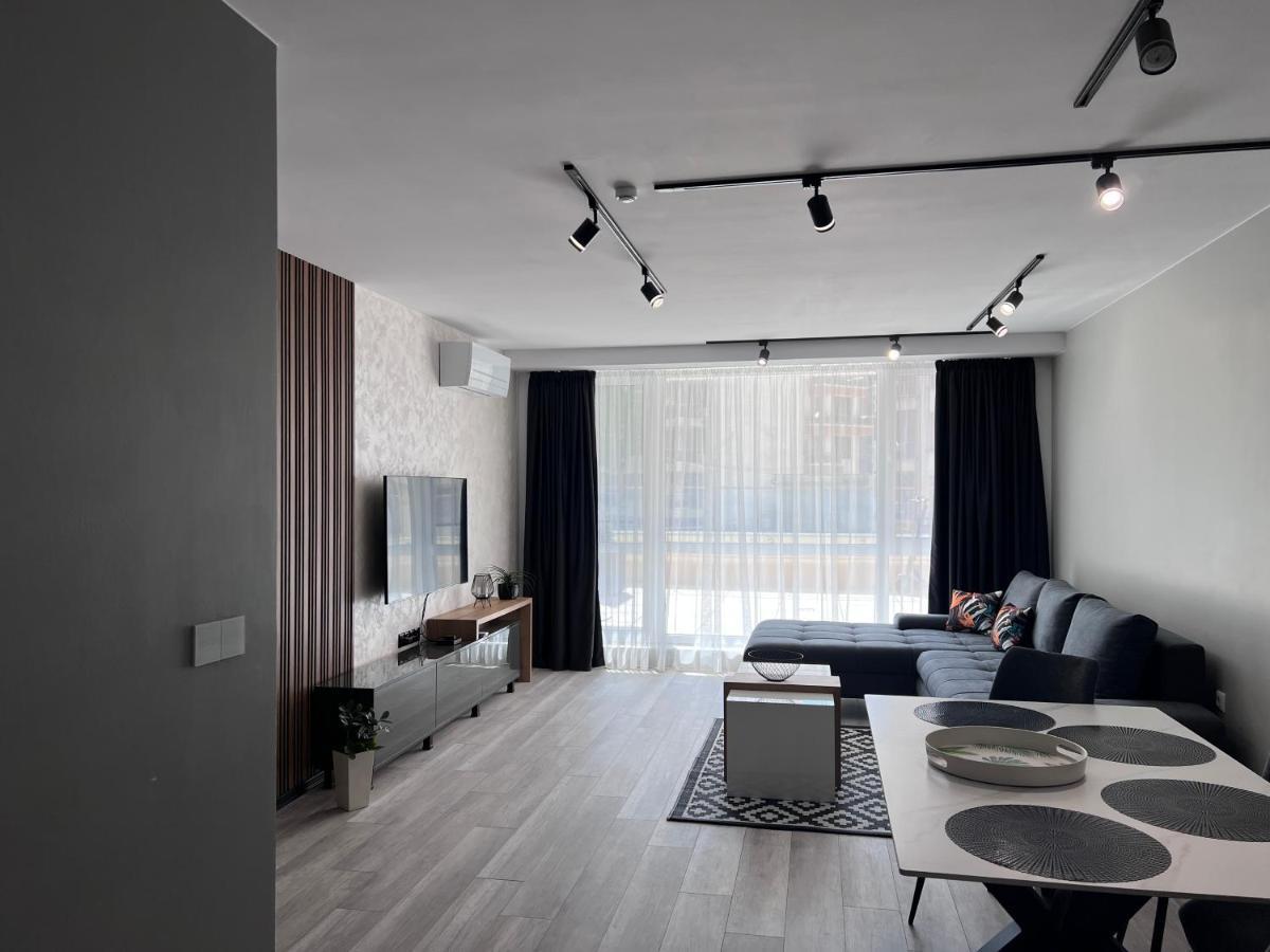 A-brilliant, New! Spacious & Modern In Whit Garage