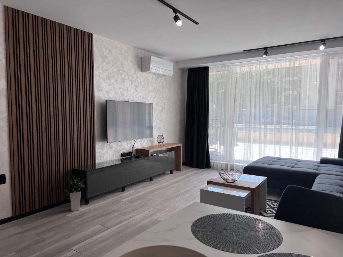A-brilliant, New! Spacious & Modern In Whit Garage *
