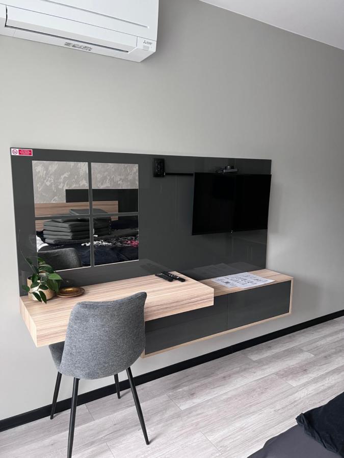 A-brilliant, New! Spacious & Modern In Whit Garage *